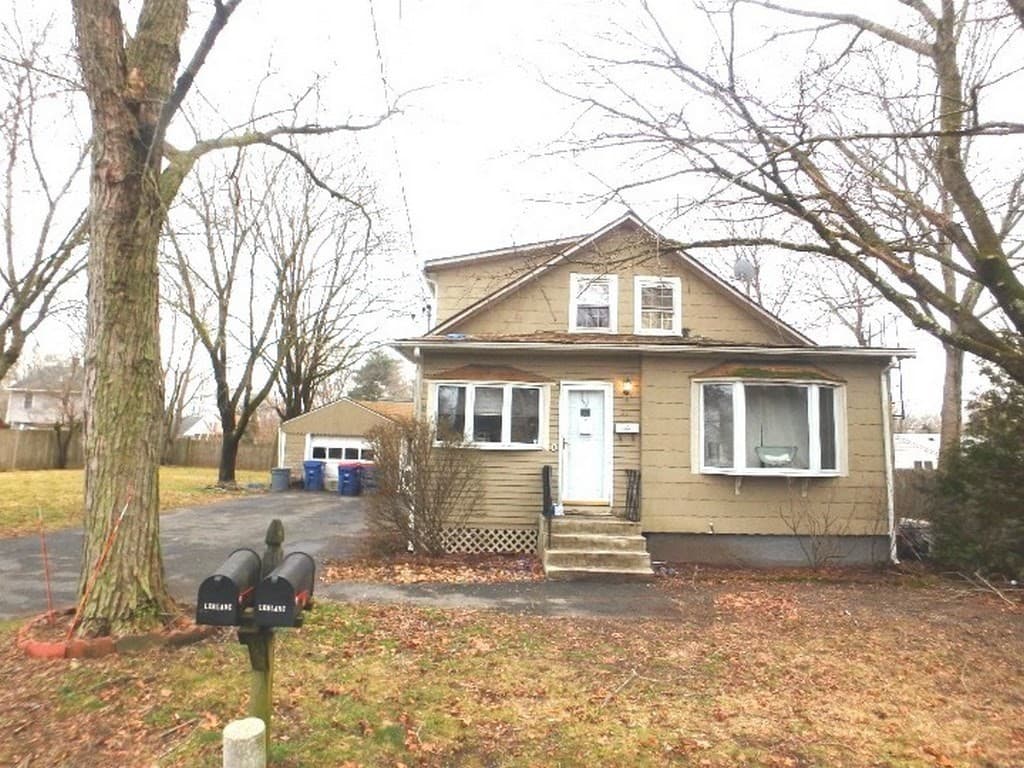 21 Forest Ave photo 3