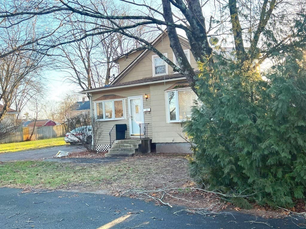 21 Forest Ave photo 5