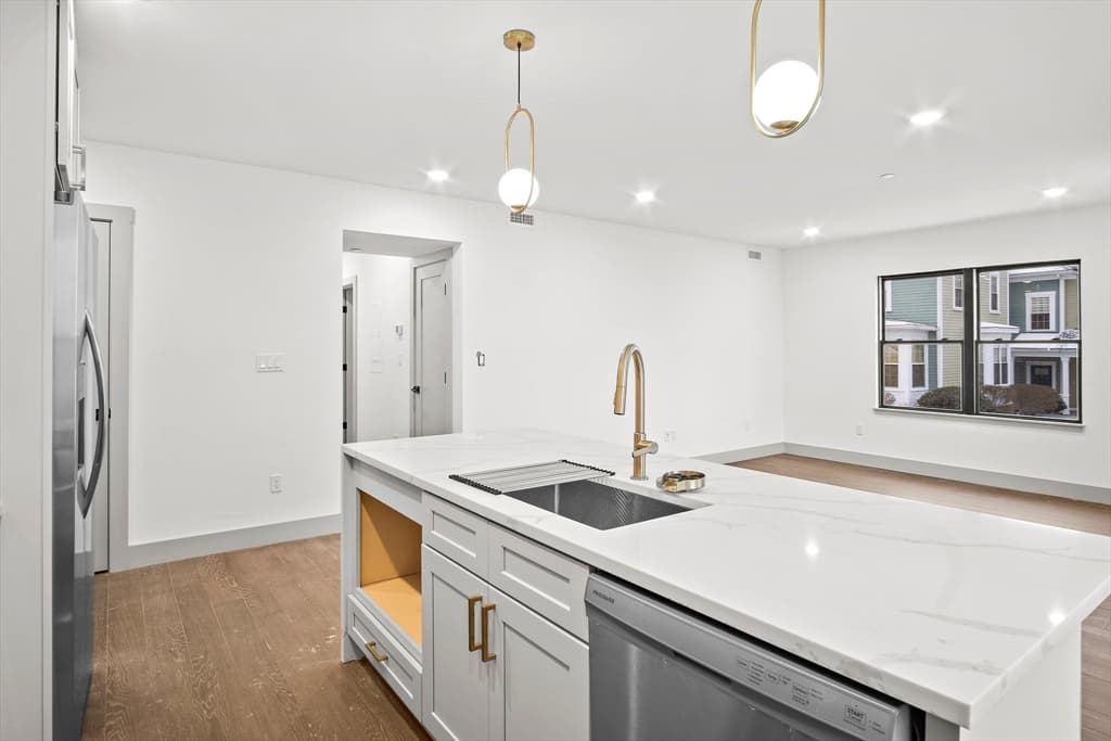 127 E Cottage St #2 photo 2