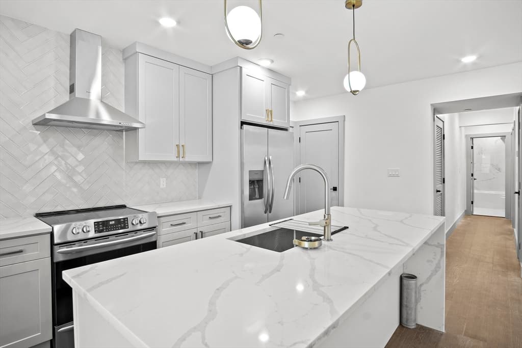 127 E Cottage St #2