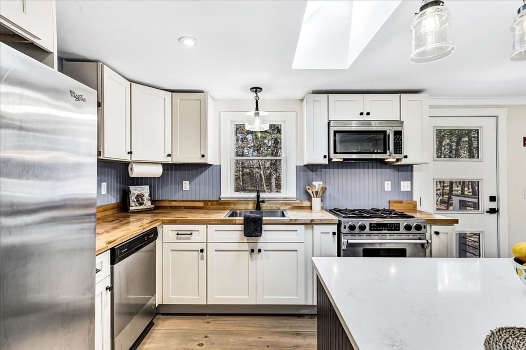 55 Howes Rd photo 3