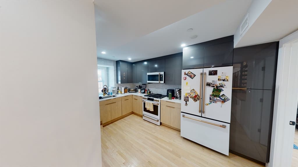 15 Lanark Rd #4 photo 3