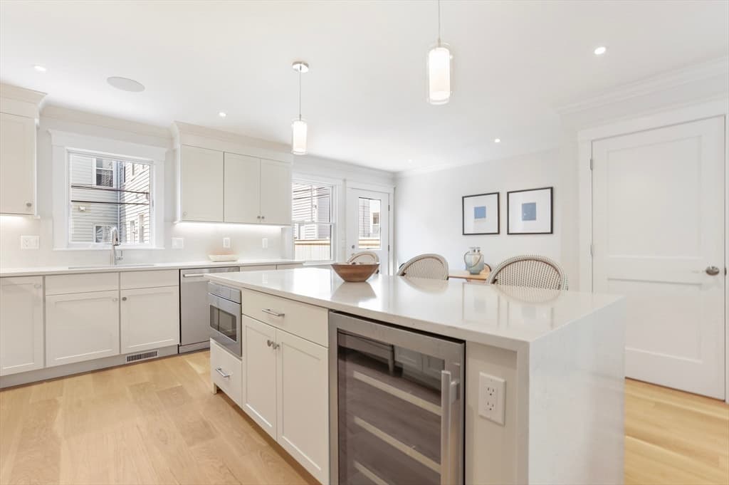 8 Armory St photo 3