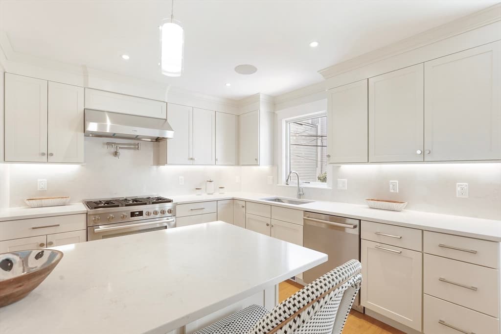 8 Armory St photo 5