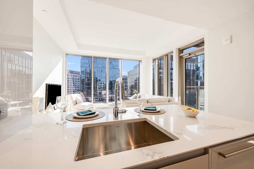 133 Seaport Blvd #2003 photo 3