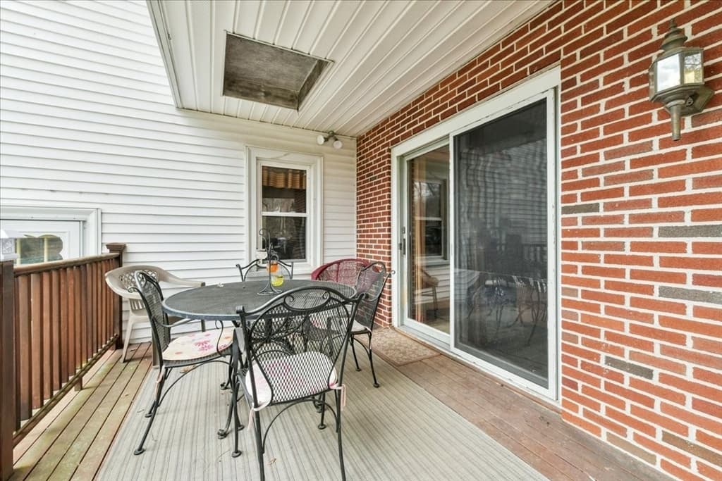 136 Ellis St photo 4