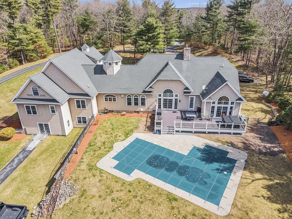 28 Longmeadow Road