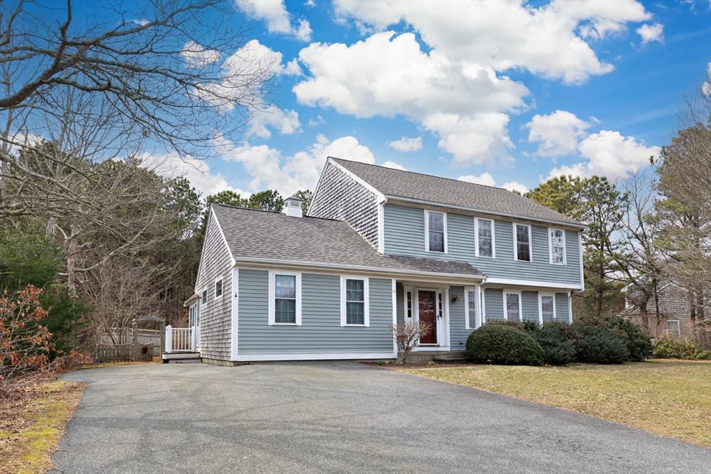 16 Quashnet Woods Dr