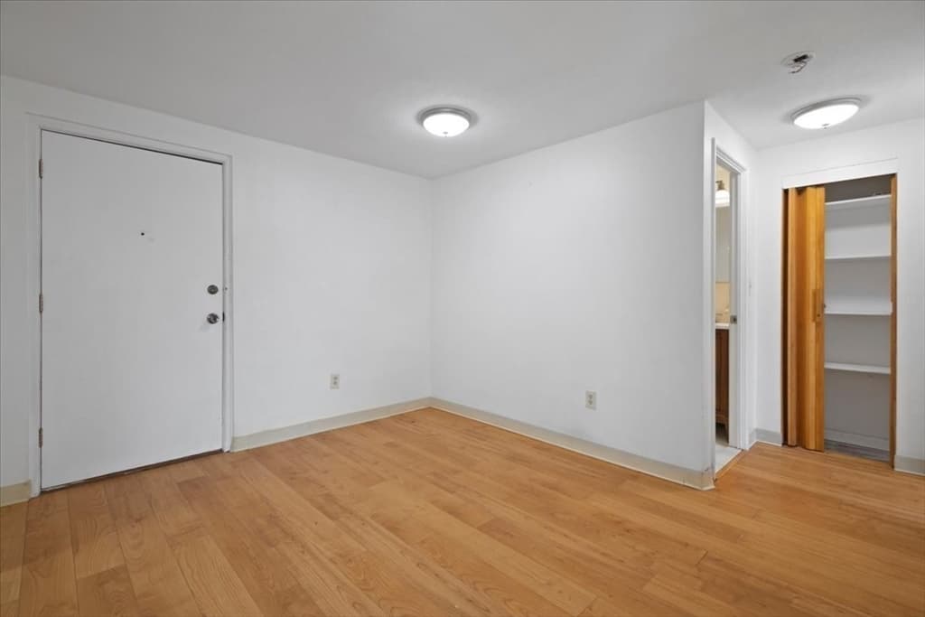 215 Winter St #4L photo 2