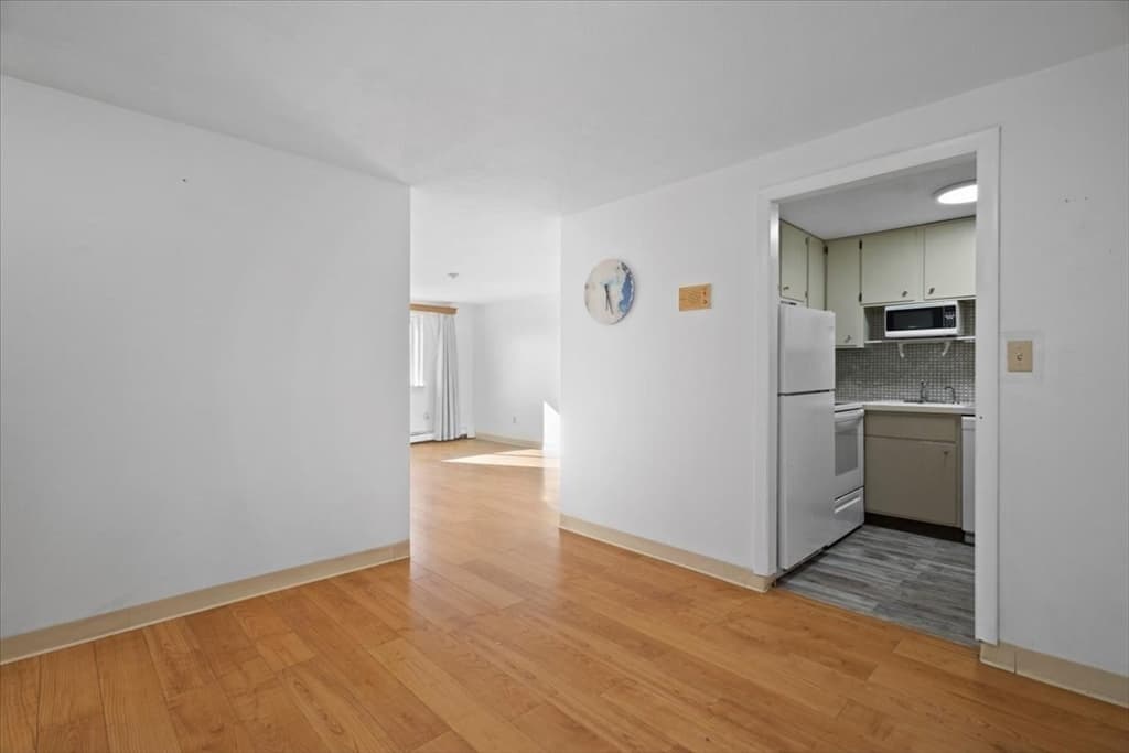 215 Winter St #4L photo 3