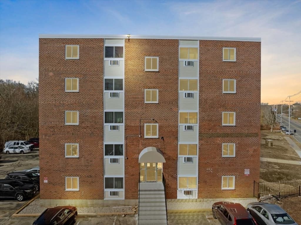 215 Winter St #4L
