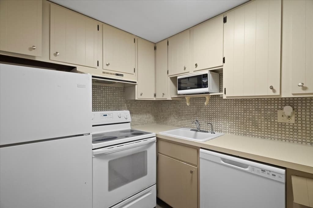 215 Winter St #4L photo 5