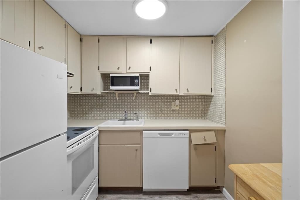 215 Winter St #4L photo 4