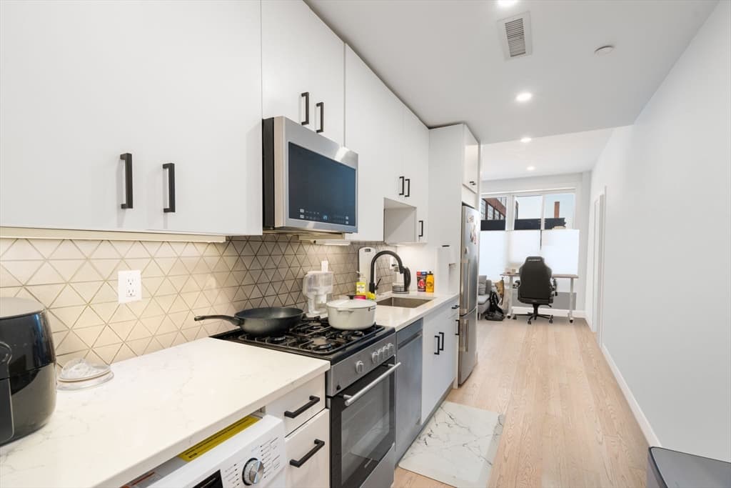 71 Border St #2 photo 3