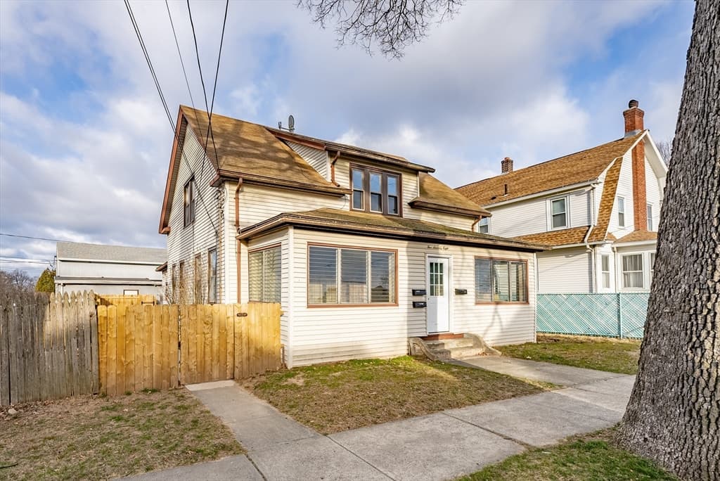 578 Springfield St photo 3