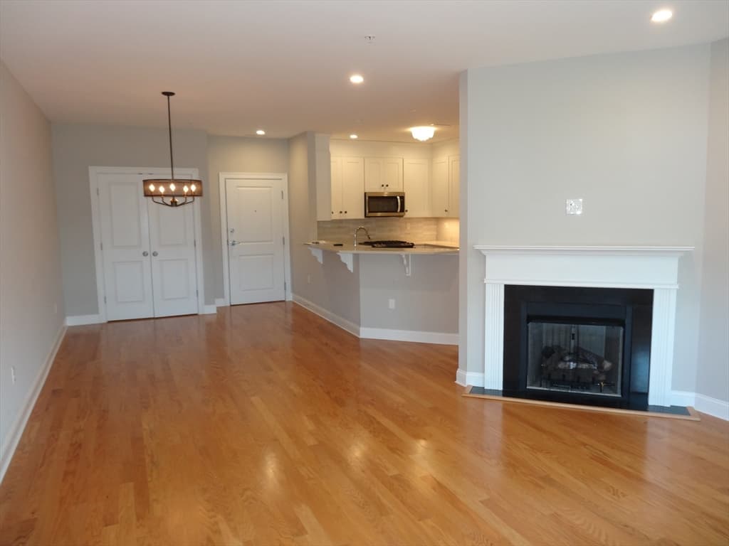 2 Inwood #3002 photo 3
