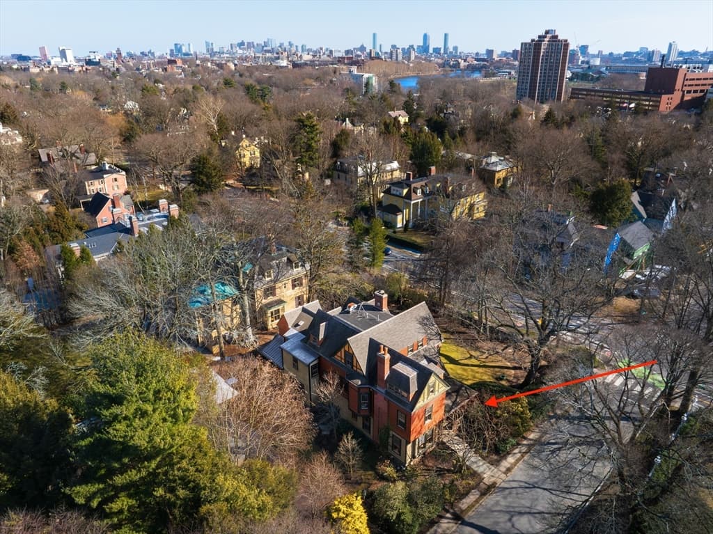 167 Brattle St photo 2