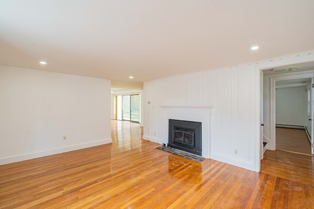 318 Lincoln Street photo 2