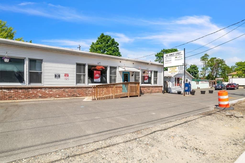 123 Hawley St photo 3