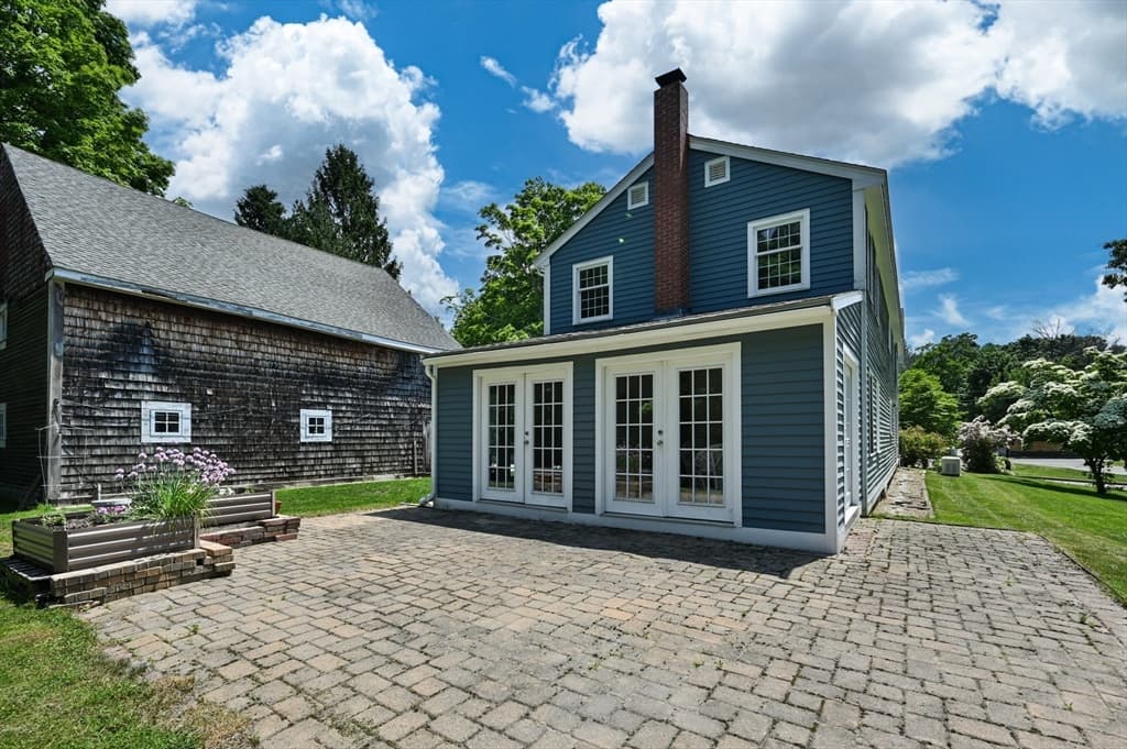 24 Salem St photo 3