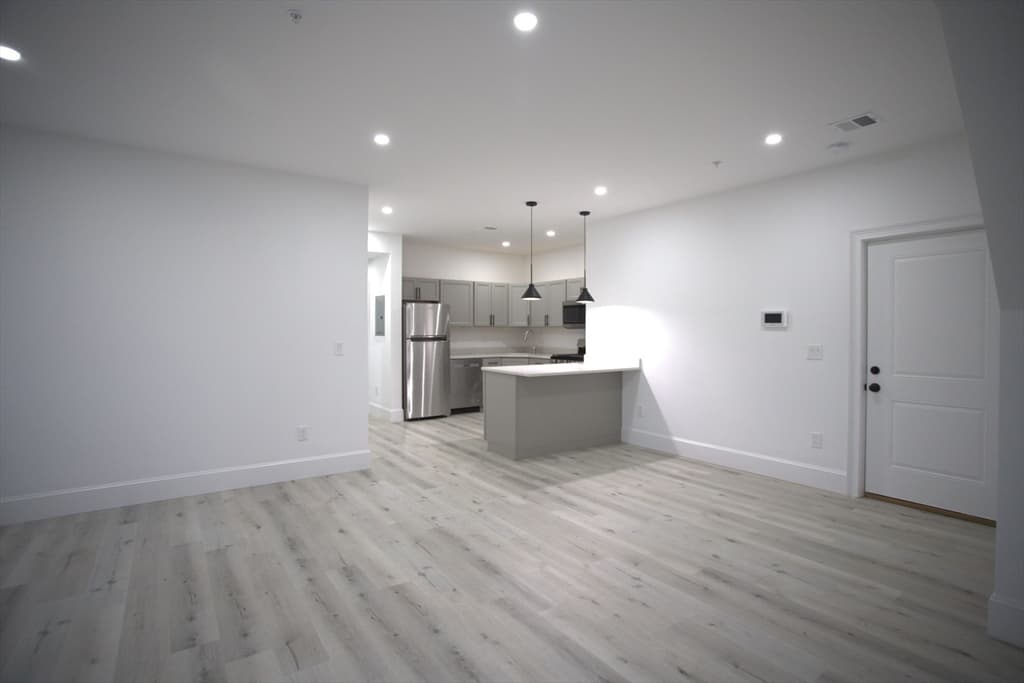8 Oakhurst St #6 photo 2