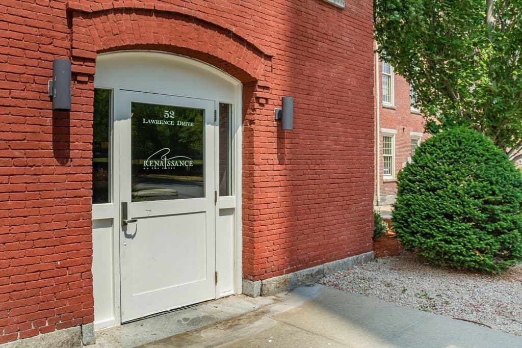 52 Lawrence Dr #M409 photo 4