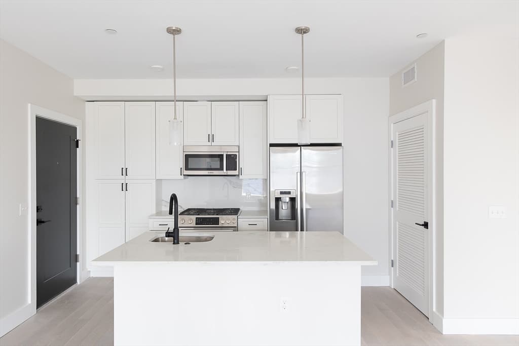 425 Border St. #401 photo 2