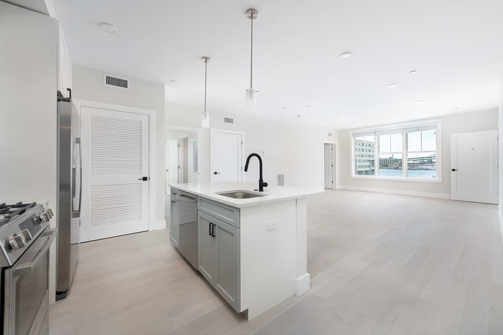 425 Border St. #401