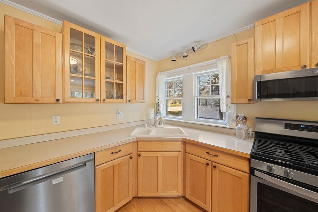 145 Nahatan St photo 5