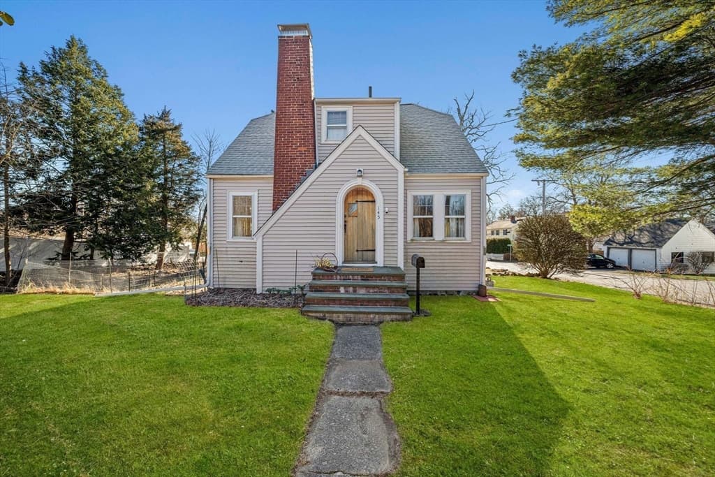 145 Nahatan St photo 4