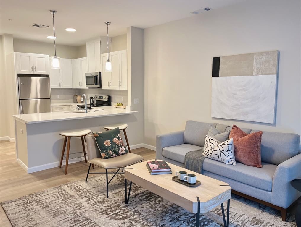 100 Shrewsbury St #103