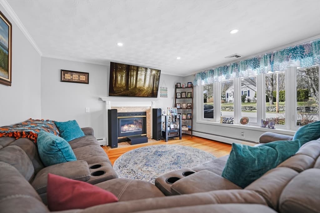 220 Pleasant Street photo 3