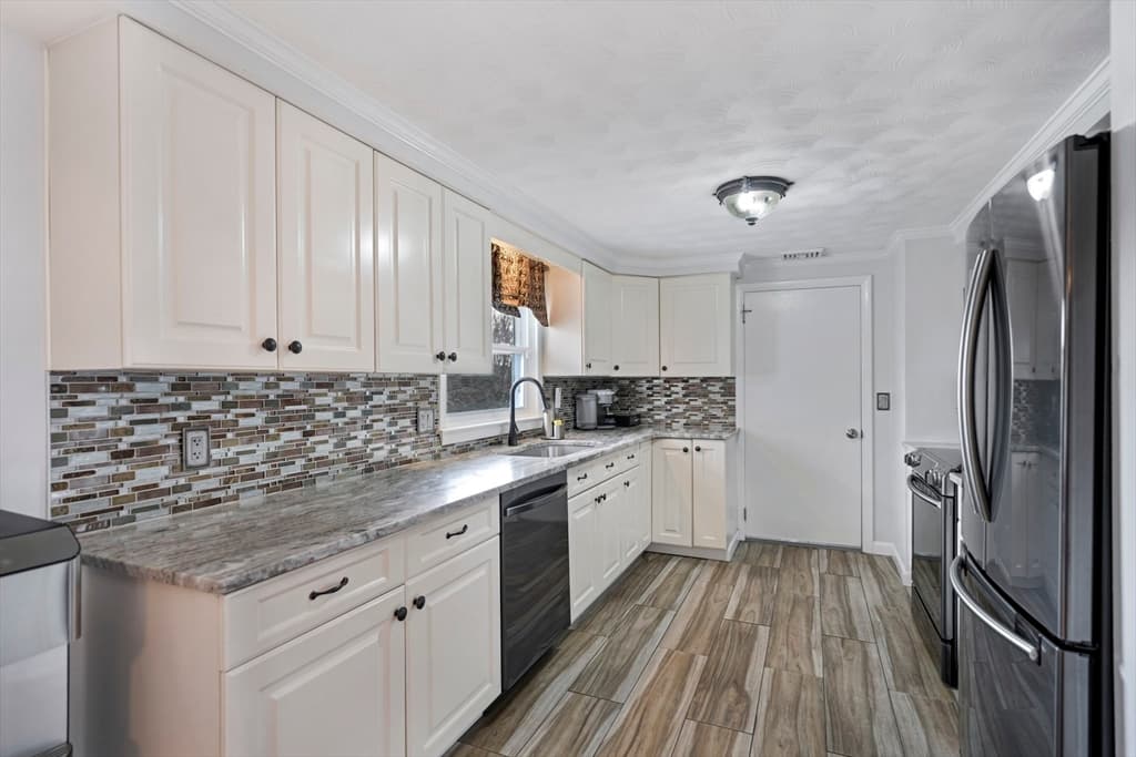 220 Pleasant Street photo 5