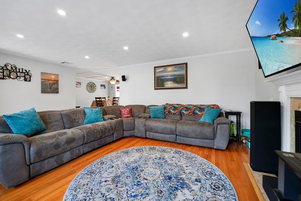 220 Pleasant Street photo 4