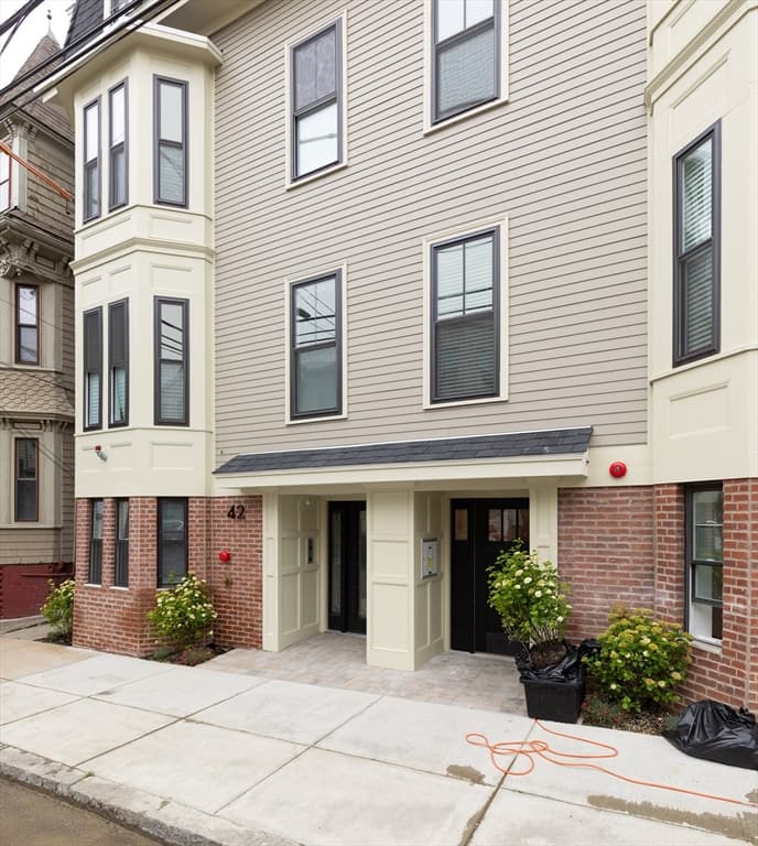 42 West Eagle St #3