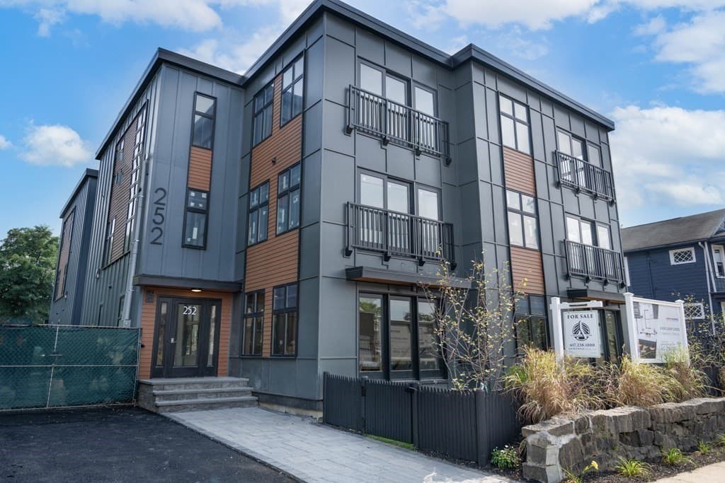 252 Main St #103