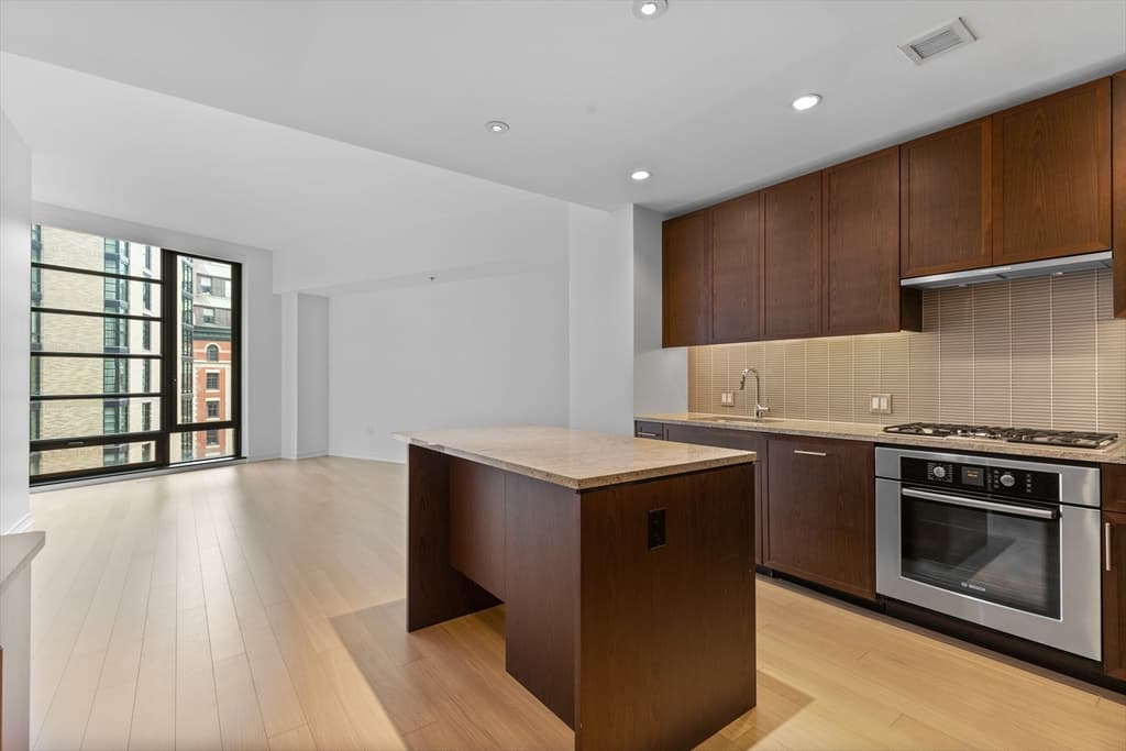 580 Washington St #8E