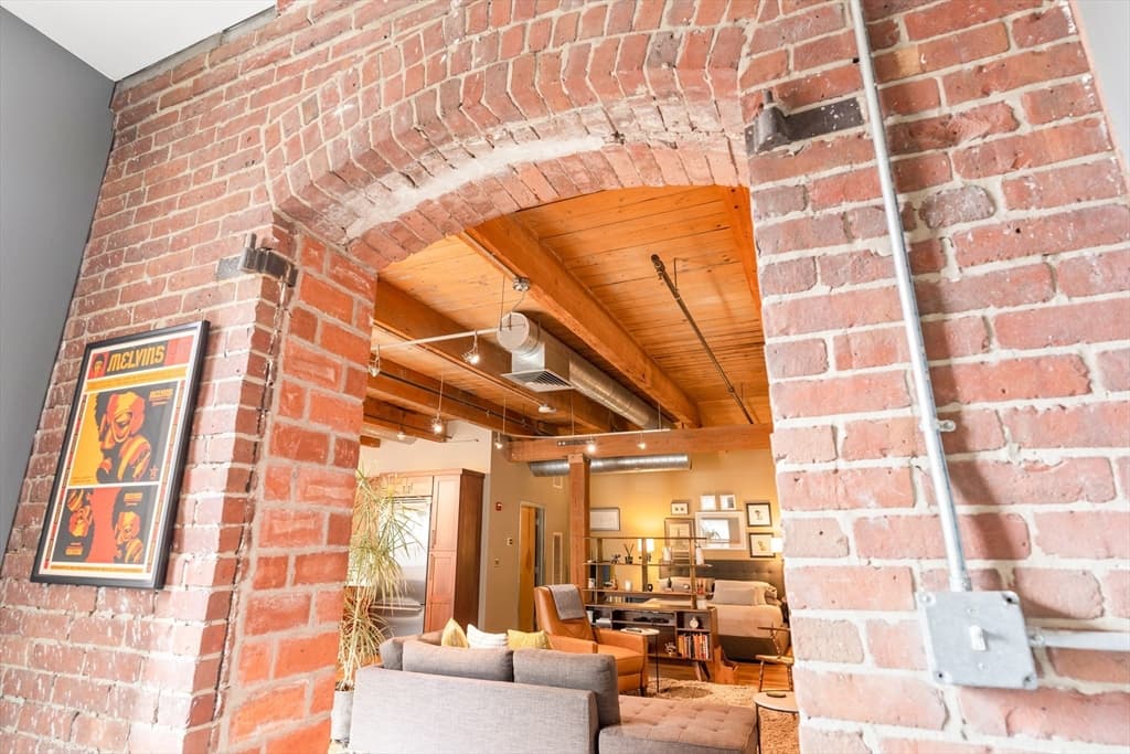 21 Wormwood St #616 photo 3