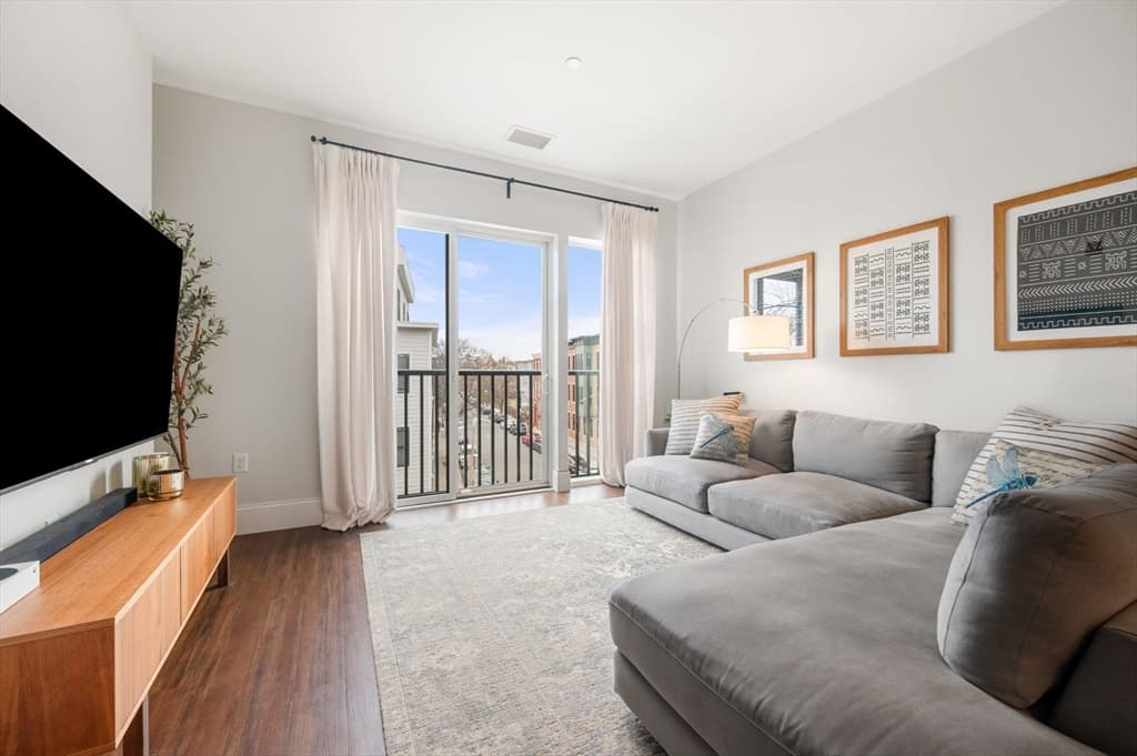 205 Maverick St #312 photo 2
