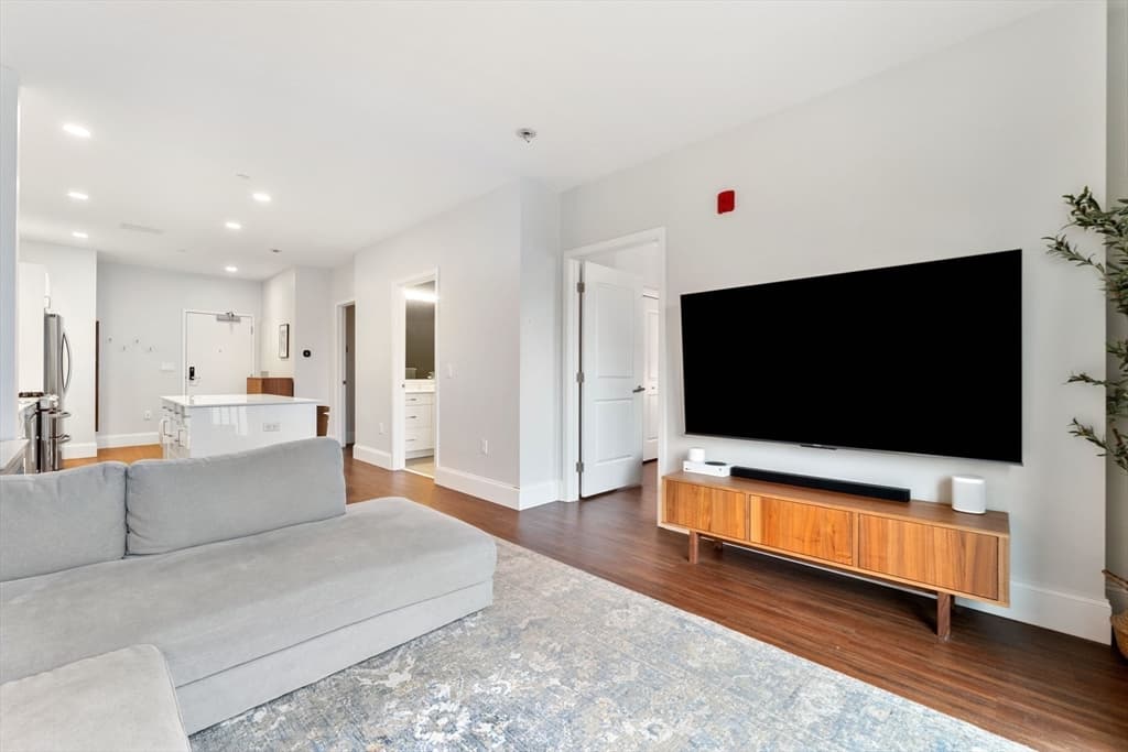 205 Maverick St #312 photo 3
