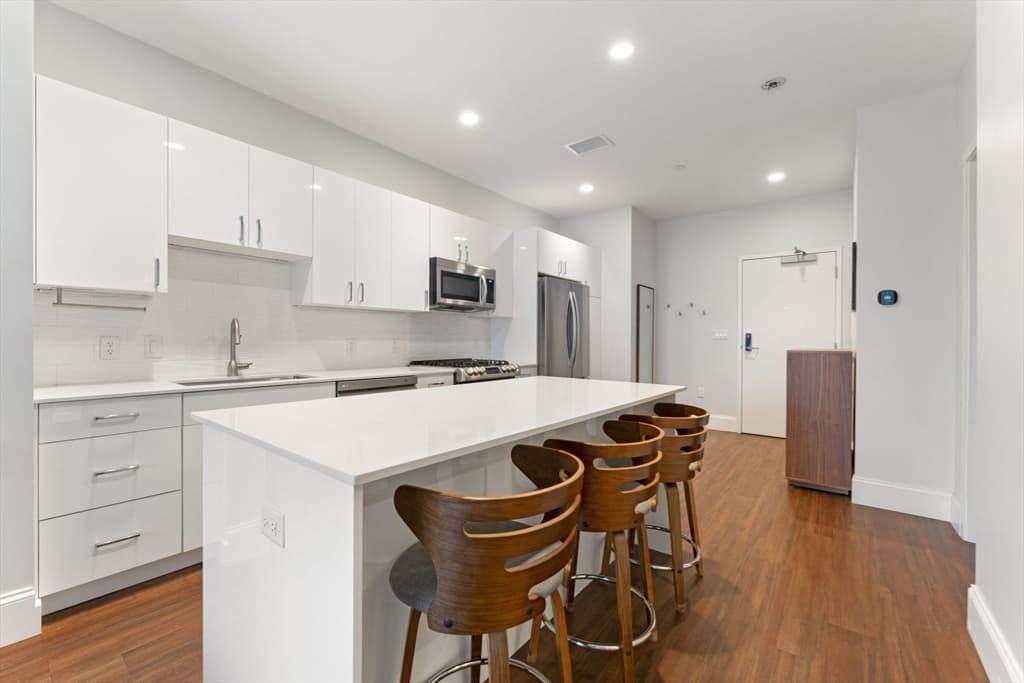 205 Maverick St #312 photo 5