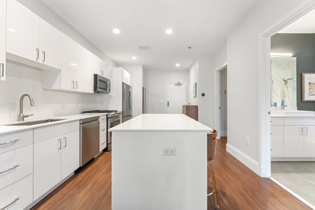 205 Maverick St #312 photo 4