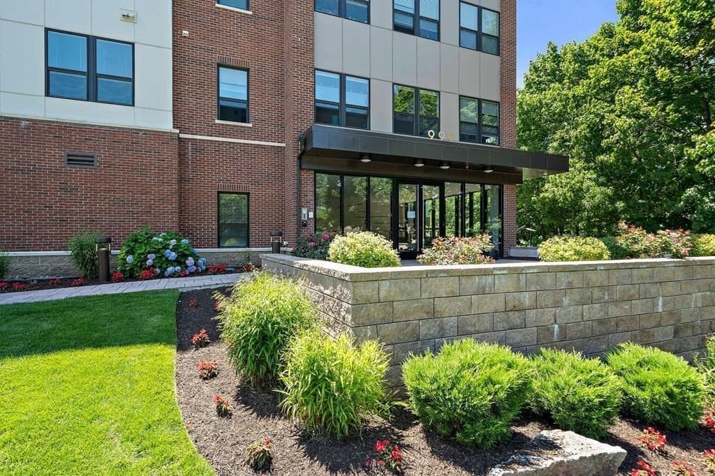 999 Hancock St #301 photo 2