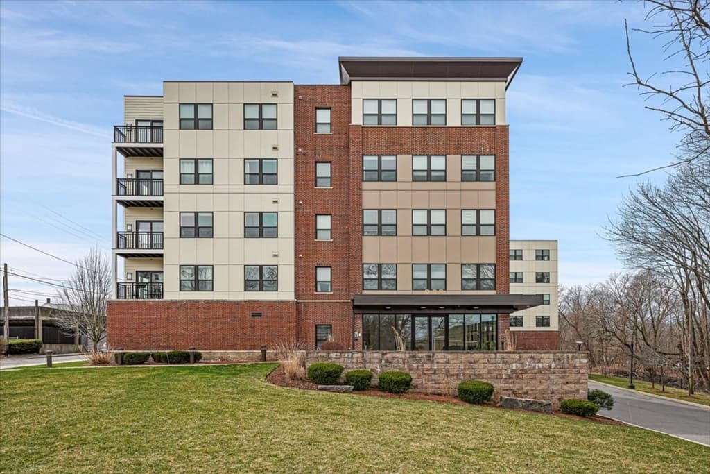 999 Hancock St #301