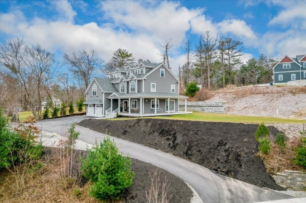 684 Holly Rd photo 2
