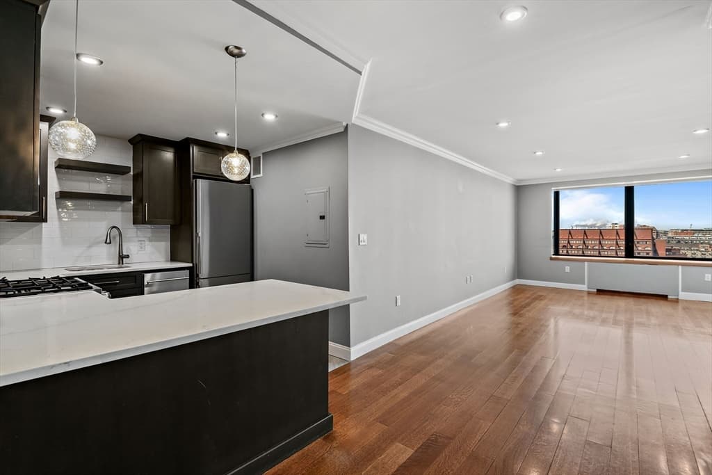 85 East India Row #10A photo 2
