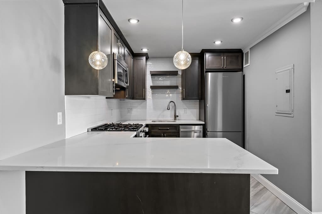 85 East India Row #10A photo 3