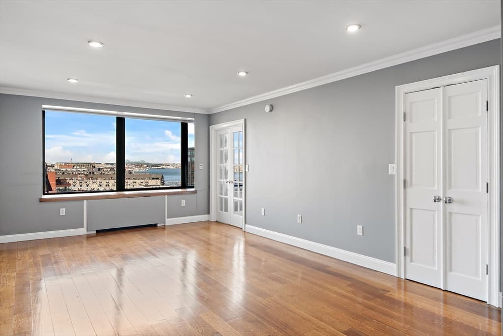 85 East India Row #10A photo 5
