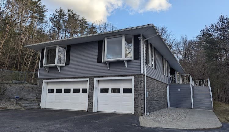 165 Sandersdale Rd photo 3