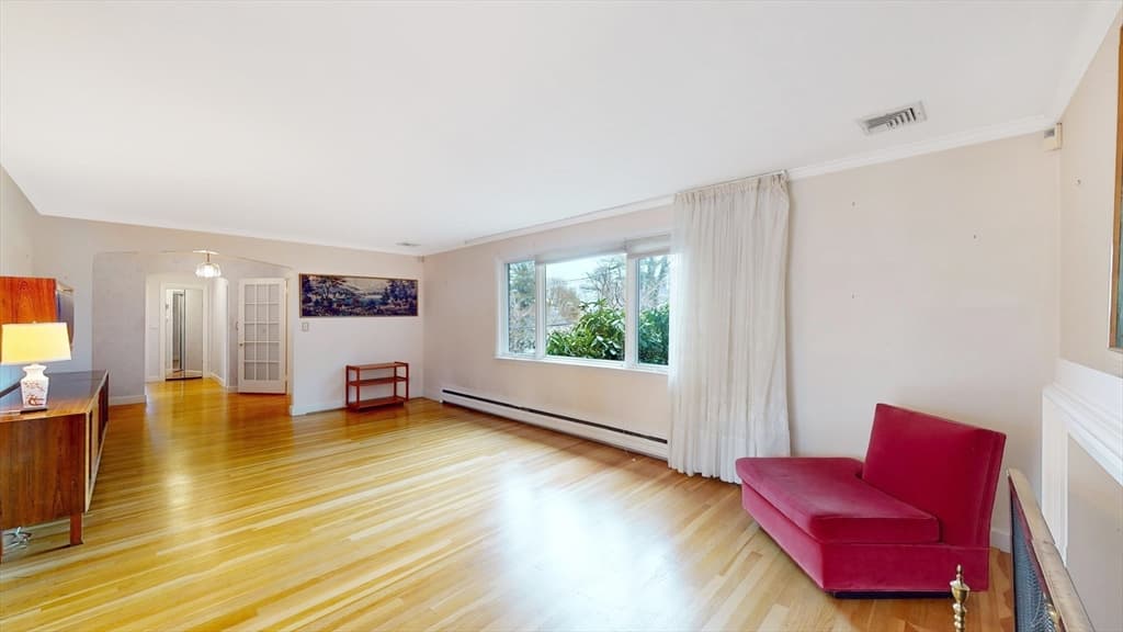 351 Waverley Ave photo 4